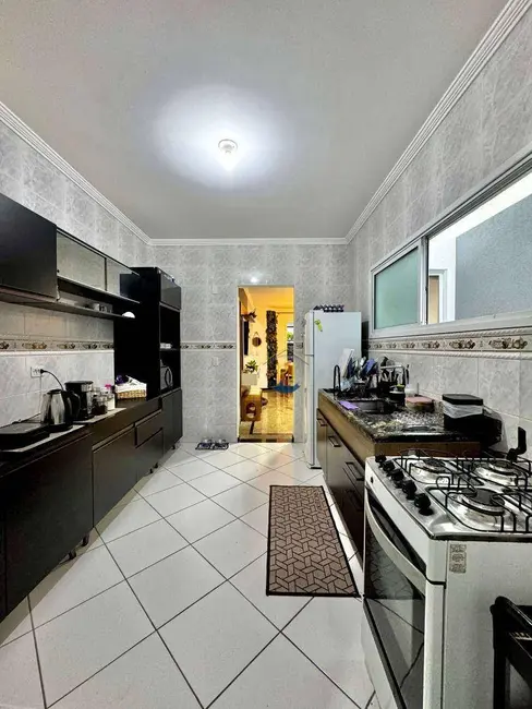 Sobrado com 3 quartos à venda, 160m2 em Canto do Forte, Praia Grande - SP - imagem 8 Foto 8 de Sobrado com 3 quartos à venda, 160m2 em Canto do Forte, Praia Grande - SP