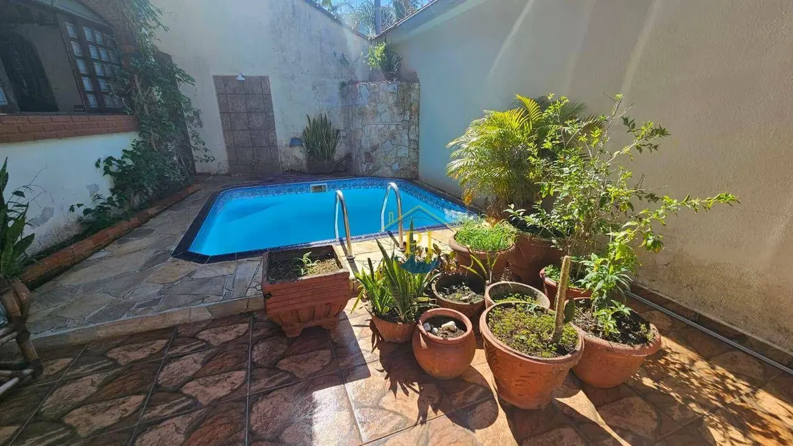 Casa com 3 quartos à venda, 165m2 em Canto do Forte, Praia Grande - SP - imagem 3 Foto 3 de Casa com 3 quartos à venda, 165m2 em Canto do Forte, Praia Grande - SP