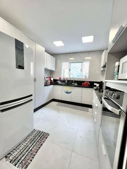 Sobrado com 3 quartos à venda, 219m2 em Canto do Forte, Praia Grande - SP - imagem 8 Foto 8 de Sobrado com 3 quartos à venda, 219m2 em Canto do Forte, Praia Grande - SP