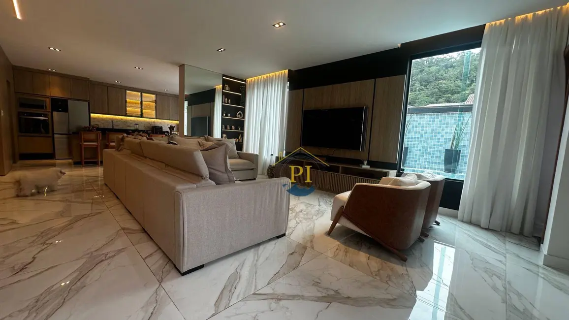 Casa com 4 quartos à venda, 300m2 em Canto do Forte, Praia Grande - SP - imagem 4 Foto 4 de Casa com 4 quartos à venda, 300m2 em Canto do Forte, Praia Grande - SP