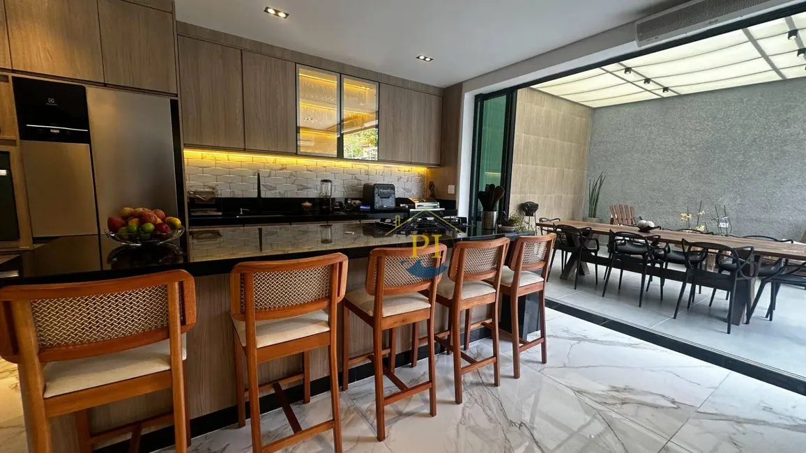 Casa com 4 quartos à venda, 300m2 em Canto do Forte, Praia Grande - SP - imagem 9 Foto 9 de Casa com 4 quartos à venda, 300m2 em Canto do Forte, Praia Grande - SP