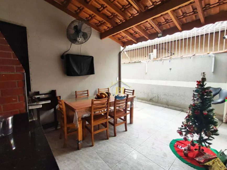 Foto 2 de Casa com 3 quartos à venda, 135m2 em Maracanã, Praia Grande - SP