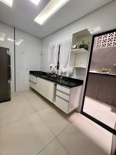 Foto 3 de Casa de Condomínio com 2 quartos à venda, 60m2 em Maracanã, Praia Grande - SP