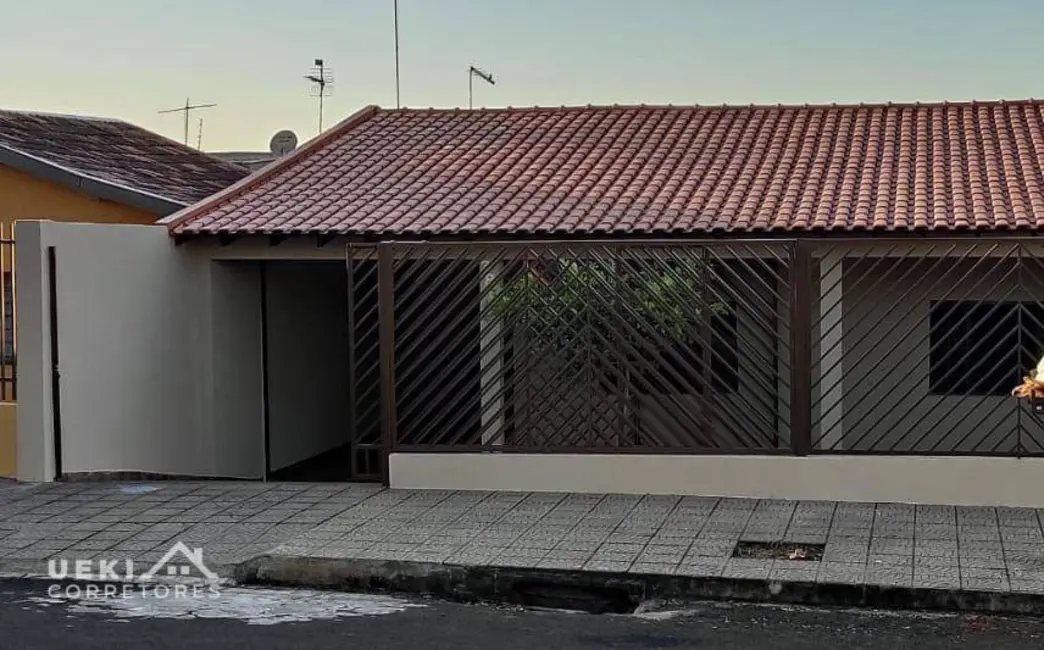 Foto 1 de Casa com 3 quartos à venda, 200m2 em Parigot de Souza 2, Londrina - PR