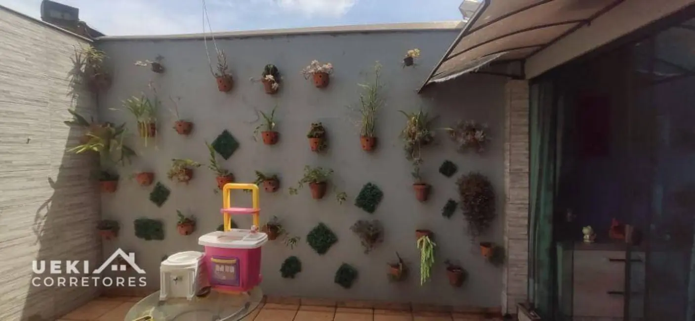 Casa com 3 quartos à venda, 200m2 em Conjunto Habitacional Maria Cecília Serrano de Oliveira, Londrina - PR - imagem 6 Foto 6 de Casa com 3 quartos à venda, 200m2 em Conjunto Habitacional Maria Cecília Serrano de Oliveira, Londrina - PR