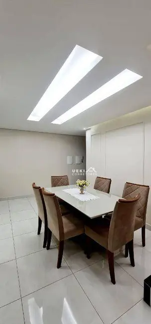 Casa com 3 quartos à venda, 180m2 em Portal de Versalhes 1, Londrina - PR - imagem 4 Foto 4 de Casa com 3 quartos à venda, 180m2 em Portal de Versalhes 1, Londrina - PR