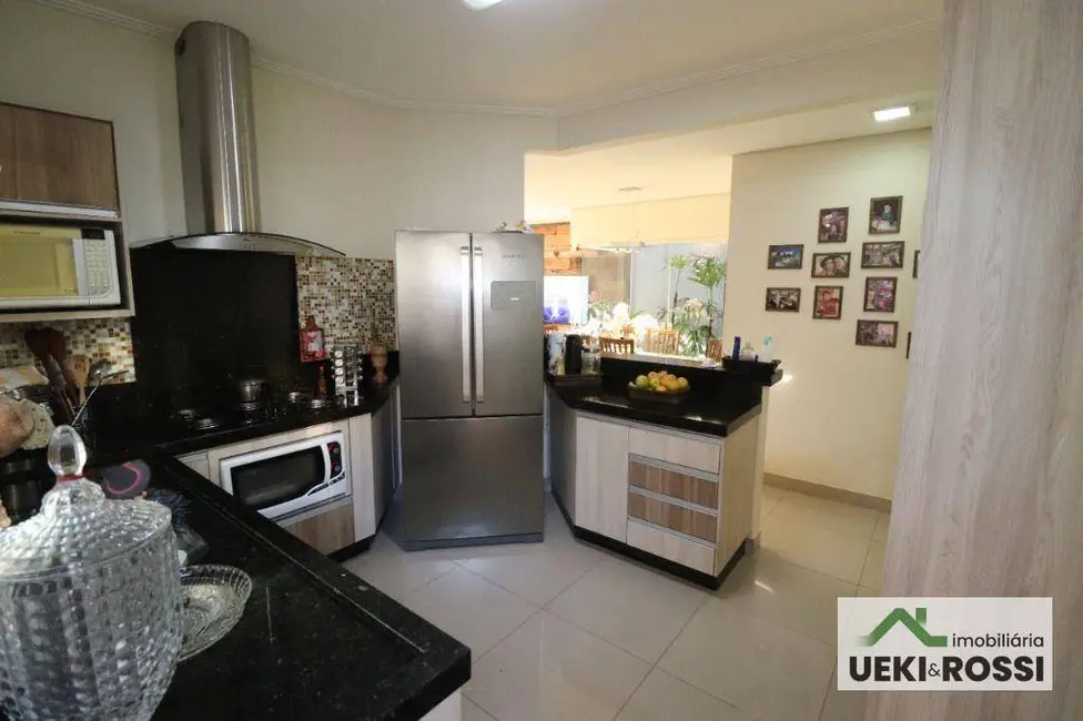 Casa com 3 quartos à venda, 205m2 em Jardim Neman Sahyun, Londrina - PR - imagem 8 Foto 8 de Casa com 3 quartos à venda, 205m2 em Jardim Neman Sahyun, Londrina - PR