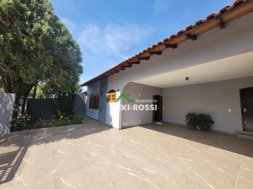 Foto 1 de Casa com 4 quartos à venda, 354m2 em Londrina - PR
