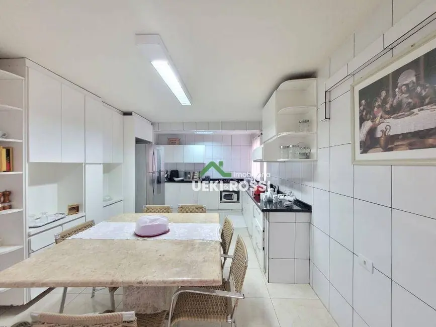 Casa com 4 quartos à venda, 354m2 em Londrina - PR - imagem 5 Foto 5 de Casa com 4 quartos à venda, 354m2 em Londrina - PR