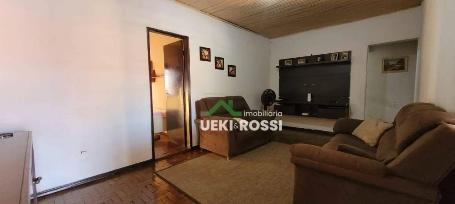 Casa com 3 quartos à venda, 201m2 em Conjunto Parigot de Souza 1, Londrina - PR - imagem 4 Foto 4 de Casa com 3 quartos à venda, 201m2 em Conjunto Parigot de Souza 1, Londrina - PR