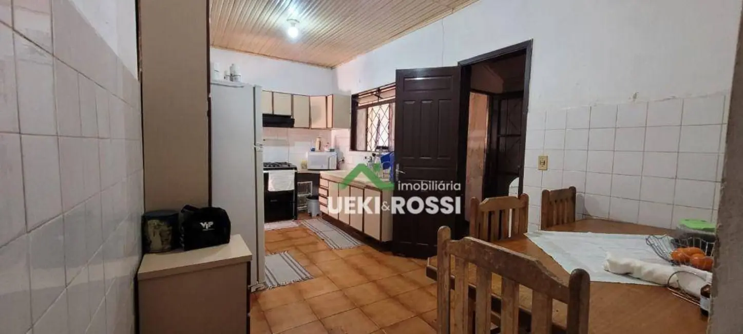 Casa com 3 quartos à venda, 201m2 em Conjunto Parigot de Souza 1, Londrina - PR - imagem 6 Foto 6 de Casa com 3 quartos à venda, 201m2 em Conjunto Parigot de Souza 1, Londrina - PR