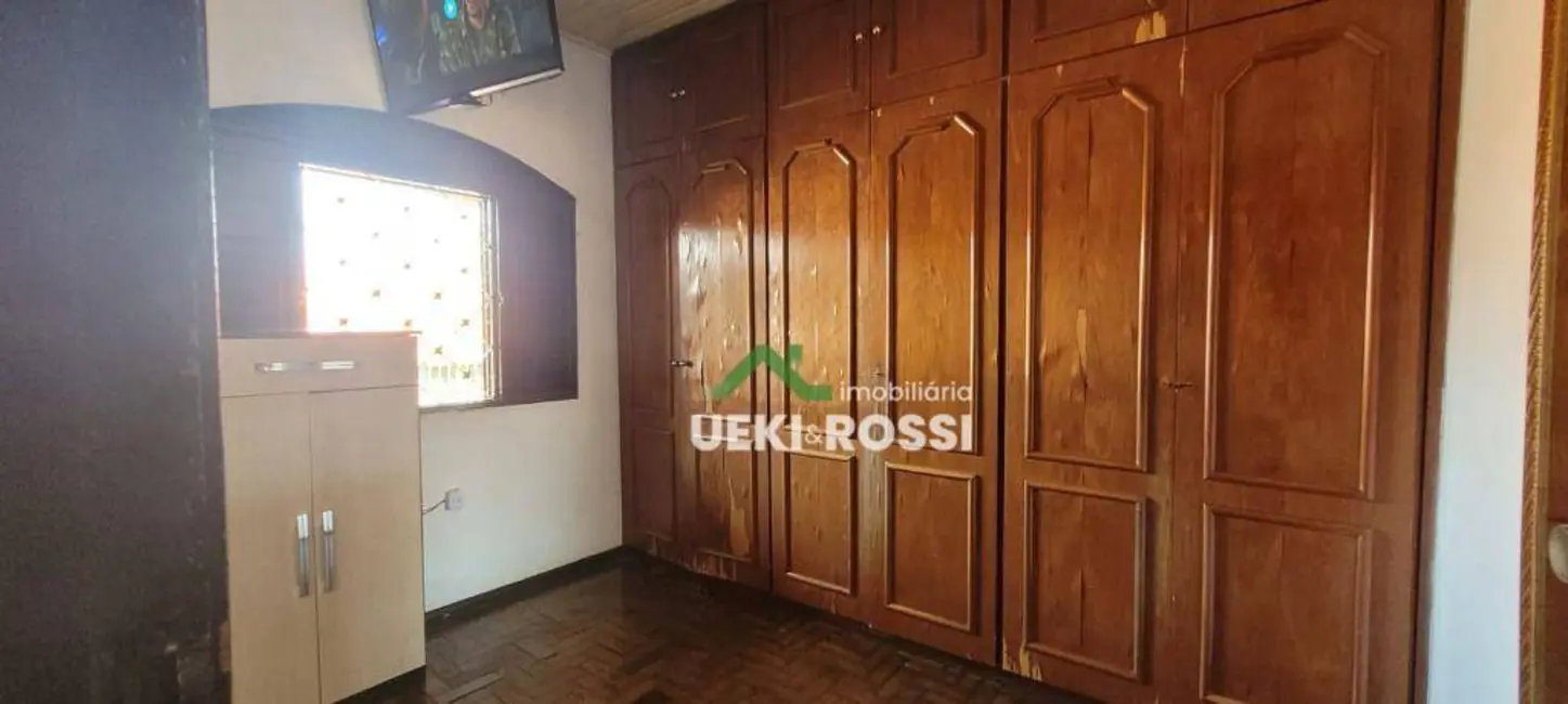 Casa com 3 quartos à venda, 201m2 em Conjunto Parigot de Souza 1, Londrina - PR - imagem 9 Foto 9 de Casa com 3 quartos à venda, 201m2 em Conjunto Parigot de Souza 1, Londrina - PR
