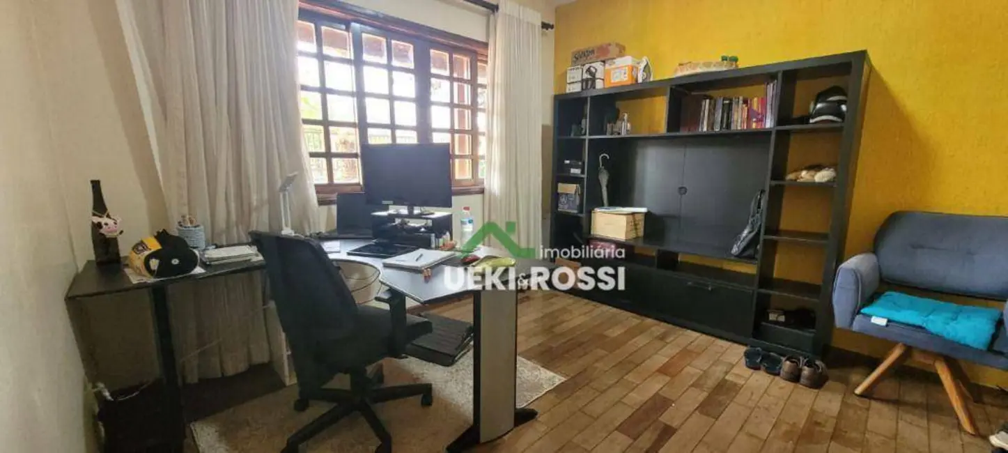 Casa com 4 quartos à venda, 396m2 em San Fernando, Londrina - PR - imagem 3 Foto 3 de Casa com 4 quartos à venda, 396m2 em San Fernando, Londrina - PR