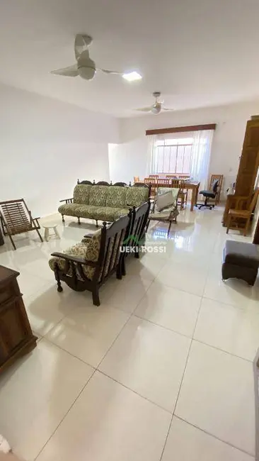 Casa com 3 quartos à venda, 360m2 em Londrina - PR - imagem 3 Foto 3 de Casa com 3 quartos à venda, 360m2 em Londrina - PR