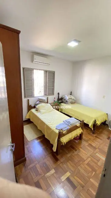 Casa com 3 quartos à venda, 360m2 em Londrina - PR - imagem 5 Foto 5 de Casa com 3 quartos à venda, 360m2 em Londrina - PR