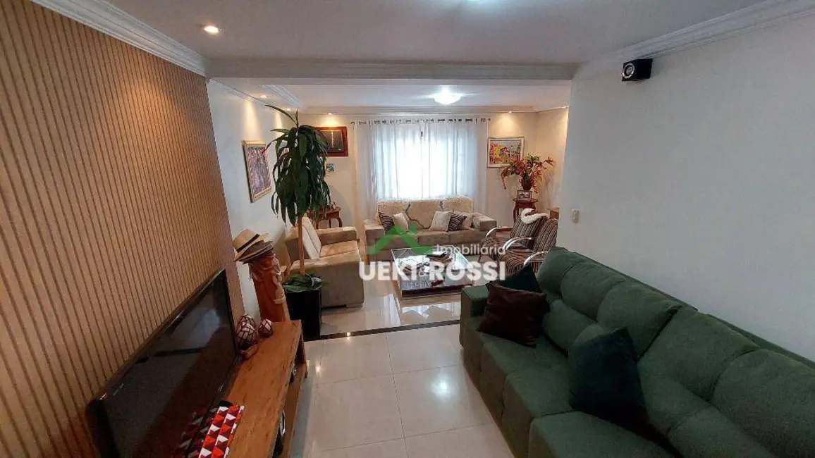 Casa com 3 quartos à venda, 250m2 em Londrina - PR - imagem 4 Foto 4 de Casa com 3 quartos à venda, 250m2 em Londrina - PR