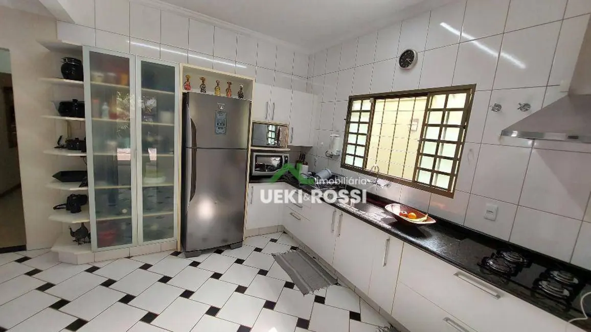 Casa com 3 quartos à venda, 250m2 em Londrina - PR - imagem 8 Foto 8 de Casa com 3 quartos à venda, 250m2 em Londrina - PR