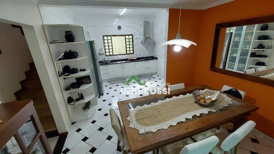 Casa com 3 quartos à venda, 250m2 em Londrina - PR - imagem 6 Foto 6 de Casa com 3 quartos à venda, 250m2 em Londrina - PR