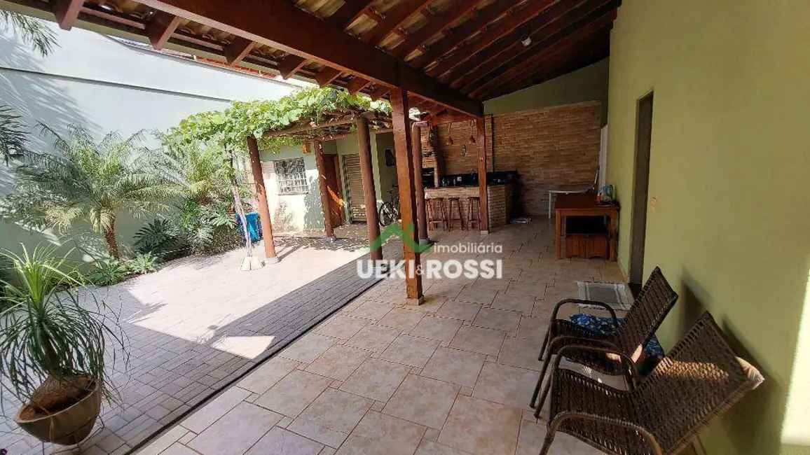 Casa com 3 quartos à venda, 250m2 em Londrina - PR - imagem 9 Foto 9 de Casa com 3 quartos à venda, 250m2 em Londrina - PR