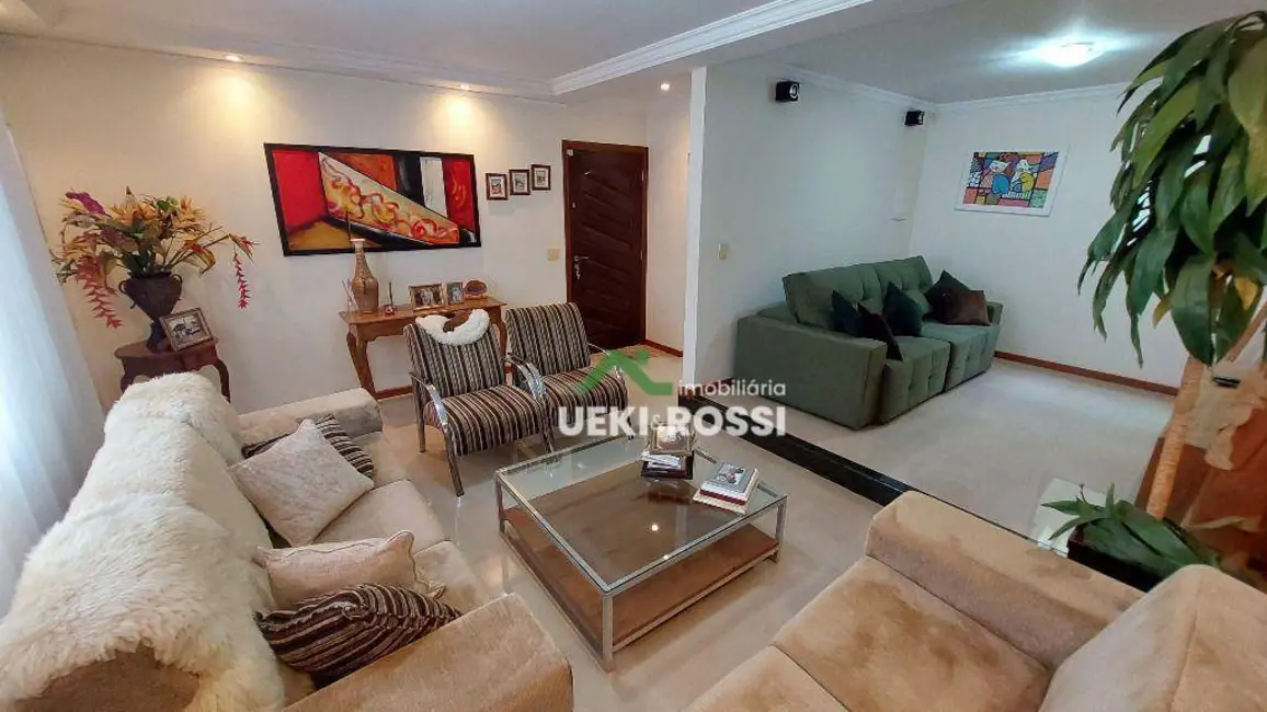 Casa com 3 quartos à venda, 250m2 em Londrina - PR - imagem 5 Foto 5 de Casa com 3 quartos à venda, 250m2 em Londrina - PR