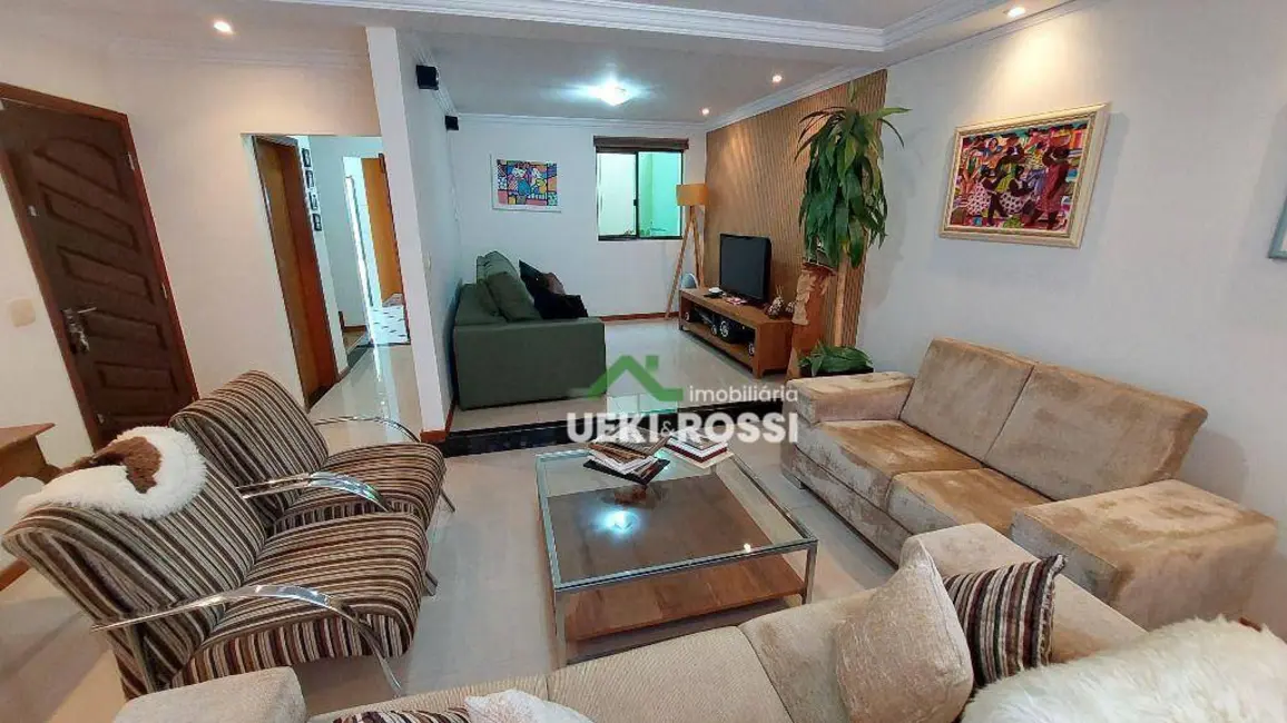 Casa com 3 quartos à venda, 250m2 em Londrina - PR - imagem 3 Foto 3 de Casa com 3 quartos à venda, 250m2 em Londrina - PR