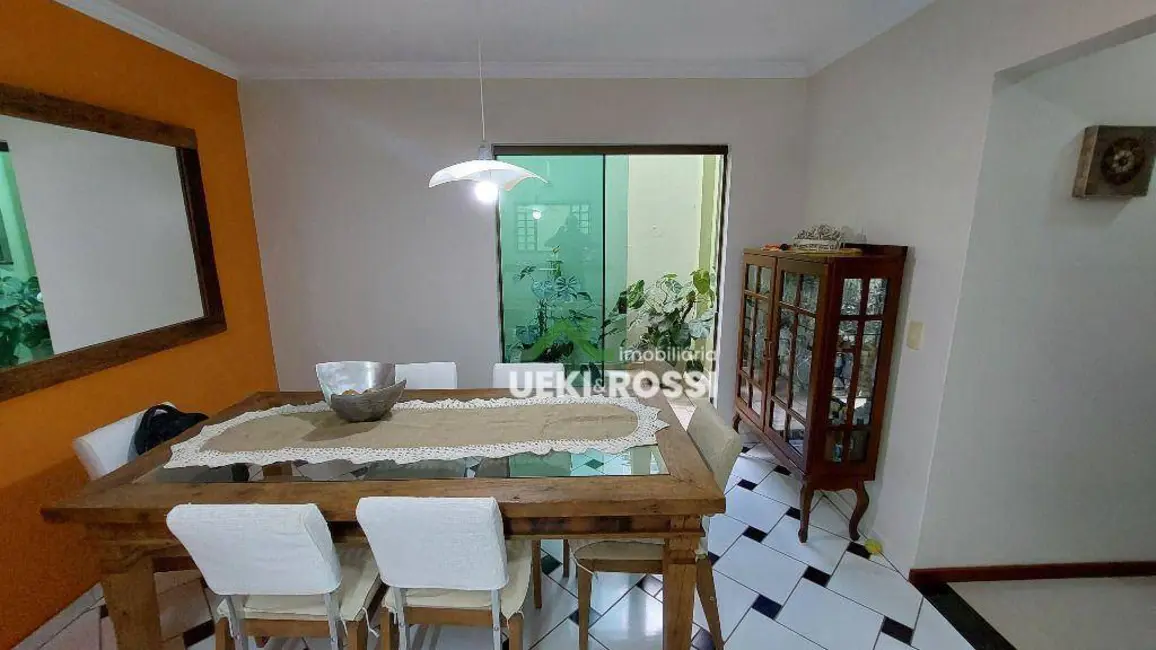 Casa com 3 quartos à venda, 250m2 em Londrina - PR - imagem 7 Foto 7 de Casa com 3 quartos à venda, 250m2 em Londrina - PR
