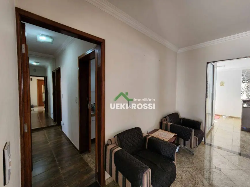 Casa com 3 quartos à venda, 510m2 em Tucano, Londrina - PR - imagem 4 Foto 4 de Casa com 3 quartos à venda, 510m2 em Tucano, Londrina - PR