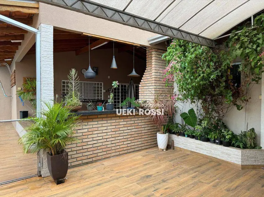 Casa com 3 quartos à venda, 542m2 em Londrina - PR - imagem 4 Foto 4 de Casa com 3 quartos à venda, 542m2 em Londrina - PR
