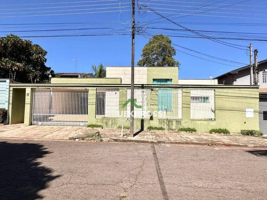Casa com 3 quartos à venda, 500m2 em Londrina - PR - imagem 2 Foto 2 de Casa com 3 quartos à venda, 500m2 em Londrina - PR