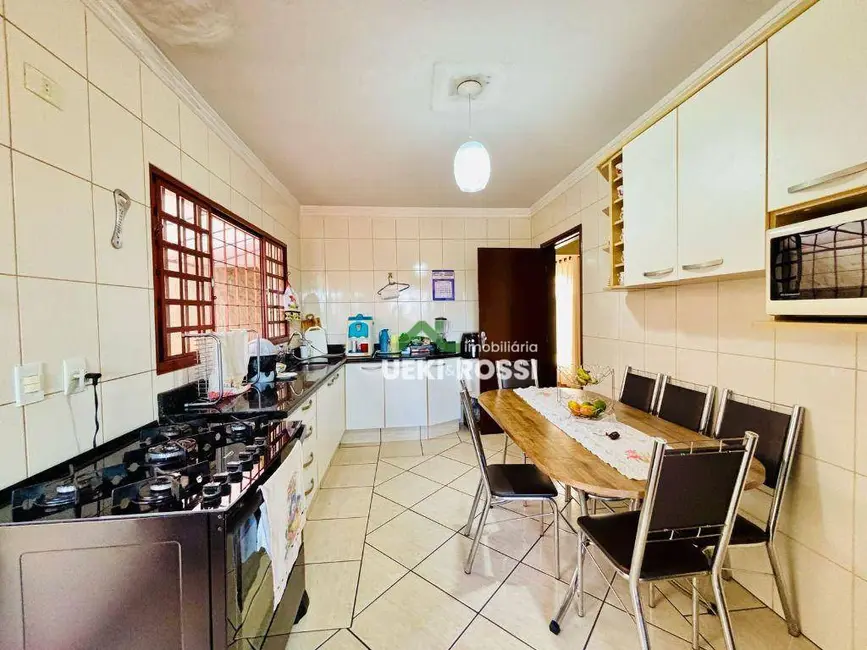 Casa com 3 quartos à venda, 350m2 em Aeroporto, Londrina - PR - imagem 4 Foto 4 de Casa com 3 quartos à venda, 350m2 em Aeroporto, Londrina - PR