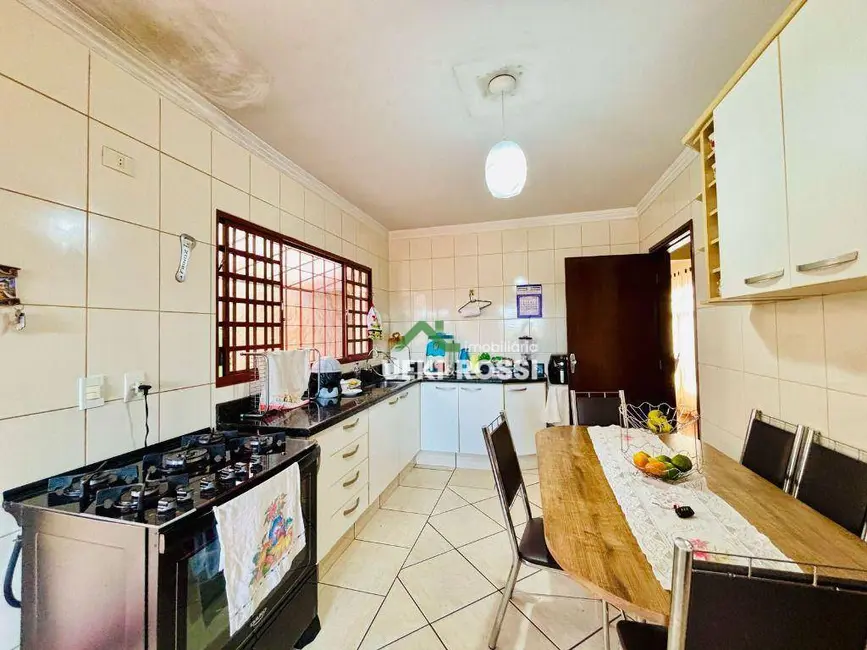 Casa com 3 quartos à venda, 350m2 em Aeroporto, Londrina - PR - imagem 3 Foto 3 de Casa com 3 quartos à venda, 350m2 em Aeroporto, Londrina - PR