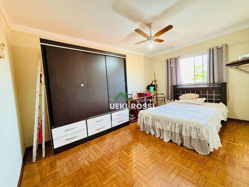 Casa com 3 quartos à venda, 350m2 em Aeroporto, Londrina - PR - imagem 8 Foto 8 de Casa com 3 quartos à venda, 350m2 em Aeroporto, Londrina - PR