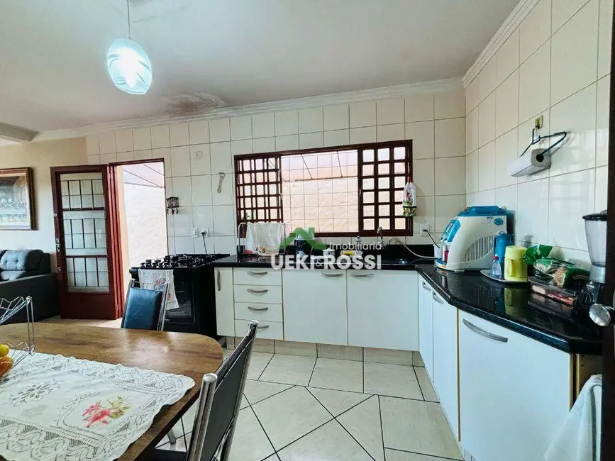 Casa com 3 quartos à venda, 350m2 em Aeroporto, Londrina - PR - imagem 5 Foto 5 de Casa com 3 quartos à venda, 350m2 em Aeroporto, Londrina - PR