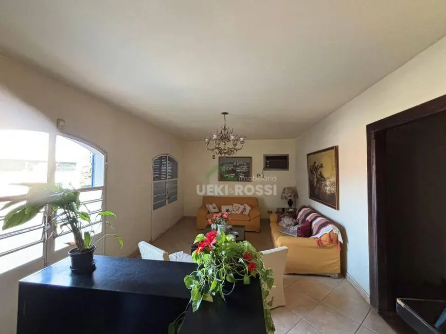 Casa com 4 quartos à venda, 357m2 em Iguaçu, Londrina - PR - imagem 3 Foto 3 de Casa com 4 quartos à venda, 357m2 em Iguaçu, Londrina - PR