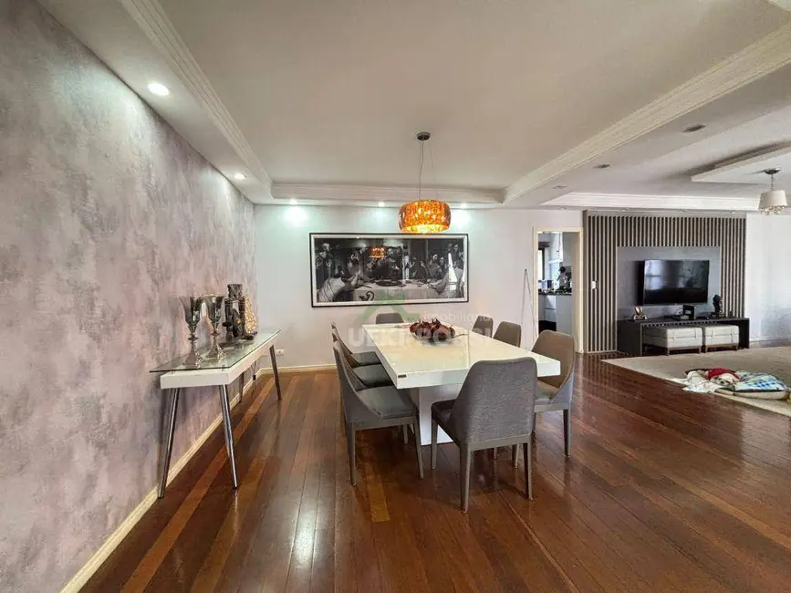 Apartamento com 4 quartos à venda, 391m2 em Londrina - PR - imagem 9 Foto 9 de Apartamento com 4 quartos à venda, 391m2 em Londrina - PR