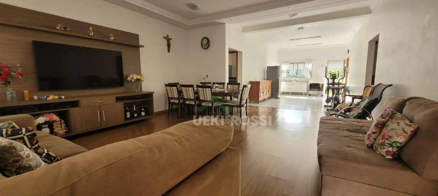 Casa com 3 quartos à venda, 500m2 em Mediterrâneo, Londrina - PR - imagem 6 Foto 6 de Casa com 3 quartos à venda, 500m2 em Mediterrâneo, Londrina - PR