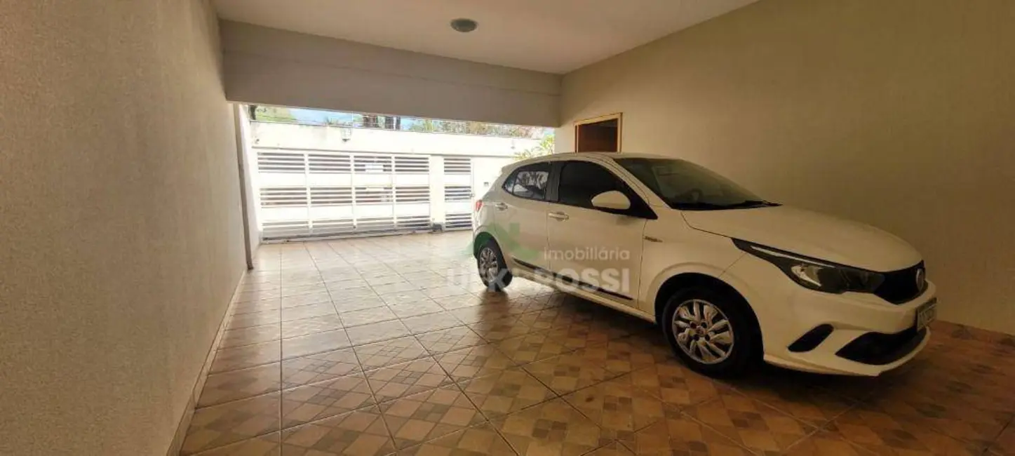 Casa com 3 quartos à venda, 500m2 em Mediterrâneo, Londrina - PR - imagem 3 Foto 3 de Casa com 3 quartos à venda, 500m2 em Mediterrâneo, Londrina - PR