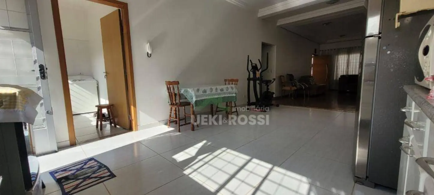 Casa com 3 quartos à venda, 500m2 em Mediterrâneo, Londrina - PR - imagem 8 Foto 8 de Casa com 3 quartos à venda, 500m2 em Mediterrâneo, Londrina - PR