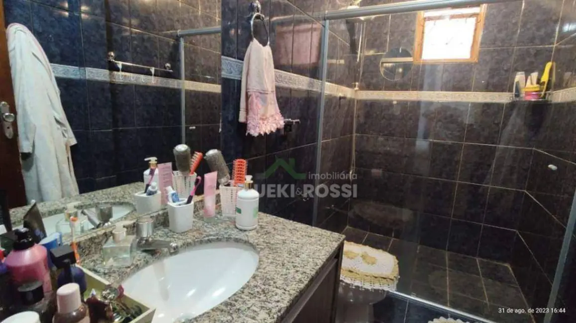 Casa com 3 quartos à venda, 200m2 em Armindo Guazzi, Londrina - PR - imagem 6 Foto 6 de Casa com 3 quartos à venda, 200m2 em Armindo Guazzi, Londrina - PR