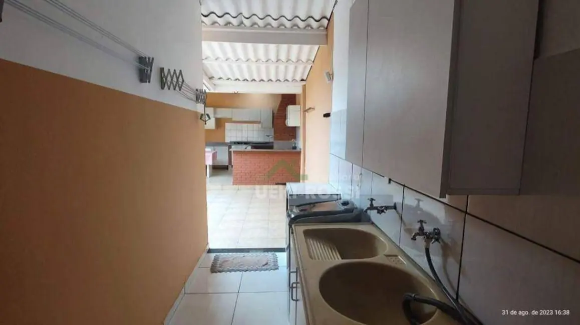 Casa com 3 quartos à venda, 200m2 em Armindo Guazzi, Londrina - PR - imagem 4 Foto 4 de Casa com 3 quartos à venda, 200m2 em Armindo Guazzi, Londrina - PR