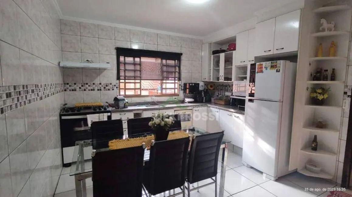 Casa com 3 quartos à venda, 200m2 em Armindo Guazzi, Londrina - PR - imagem 9 Foto 9 de Casa com 3 quartos à venda, 200m2 em Armindo Guazzi, Londrina - PR