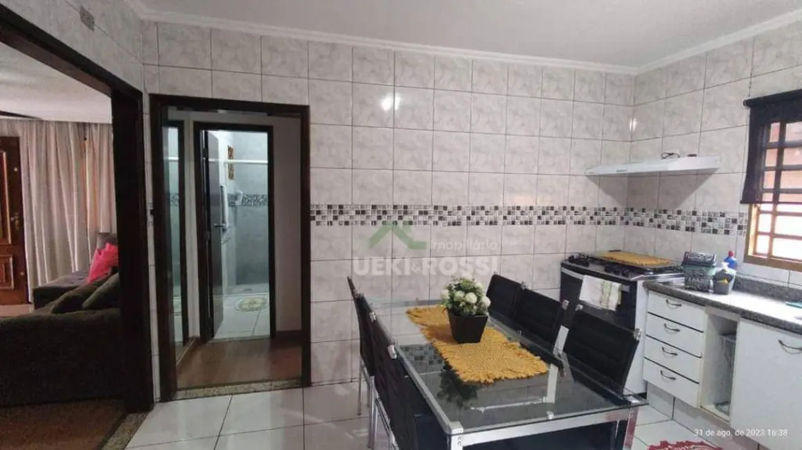 Casa com 3 quartos à venda, 200m2 em Armindo Guazzi, Londrina - PR - imagem 8 Foto 8 de Casa com 3 quartos à venda, 200m2 em Armindo Guazzi, Londrina - PR