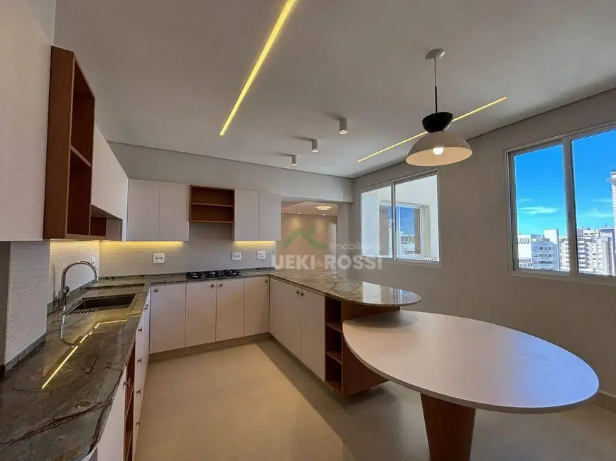 Apartamento com 3 quartos à venda, 212m2 em Centro, Londrina - PR - imagem 6 Foto 6 de Apartamento com 3 quartos à venda, 212m2 em Centro, Londrina - PR