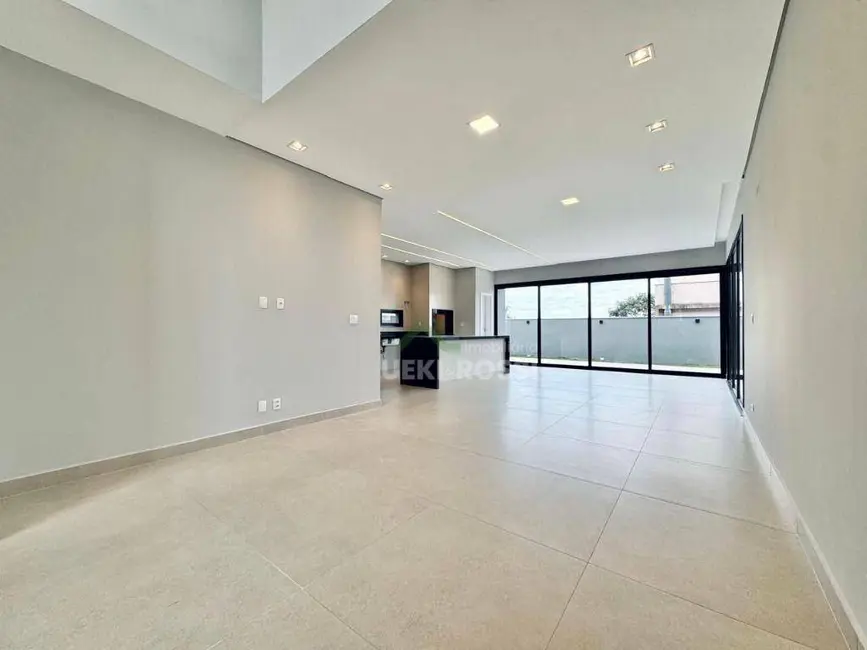 Casa com 3 quartos à venda, 263m2 em Londrina - PR - imagem 4 Foto 4 de Casa com 3 quartos à venda, 263m2 em Londrina - PR