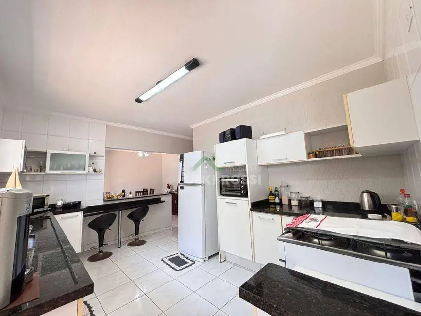 Foto 6 de Casa com 4 quartos à venda, 335m2 em Aeroporto, Londrina - PR