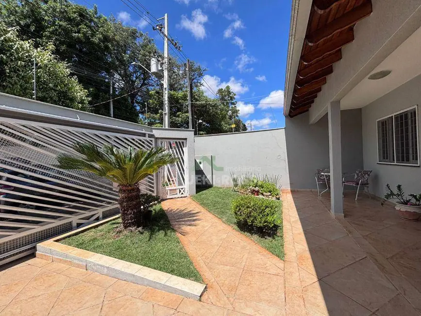 Foto 2 de Casa com 4 quartos à venda, 335m2 em Aeroporto, Londrina - PR