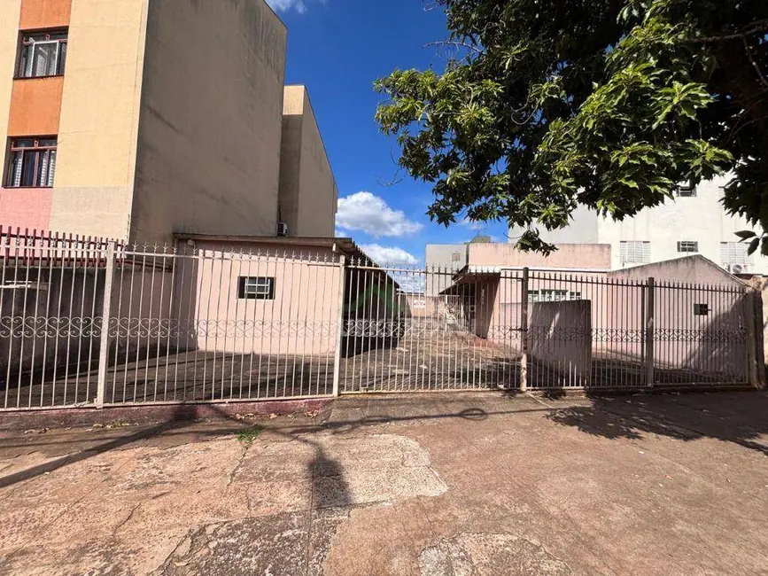 Foto 1 de Terreno / Lote à venda, 429m2 em Igapó, Londrina - PR