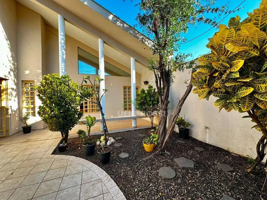 Casa com 3 quartos à venda, 360m2 em Brasília, Londrina - PR - imagem 3 Foto 3 de Casa com 3 quartos à venda, 360m2 em Brasília, Londrina - PR