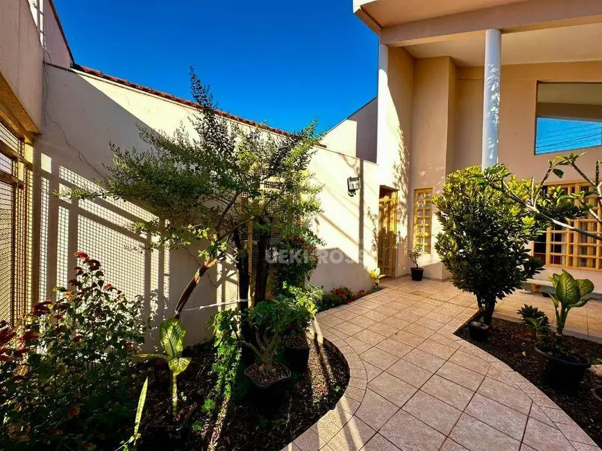 Casa com 3 quartos à venda, 360m2 em Brasília, Londrina - PR - imagem 1 Foto 1 de Casa com 3 quartos à venda, 360m2 em Brasília, Londrina - PR