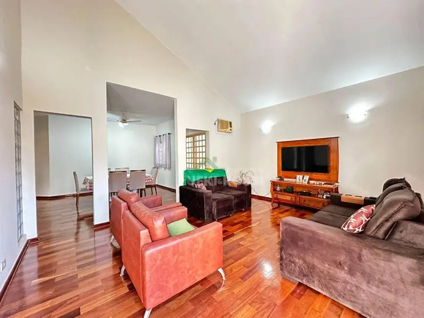 Casa com 3 quartos à venda, 360m2 em Brasília, Londrina - PR - imagem 9 Foto 9 de Casa com 3 quartos à venda, 360m2 em Brasília, Londrina - PR